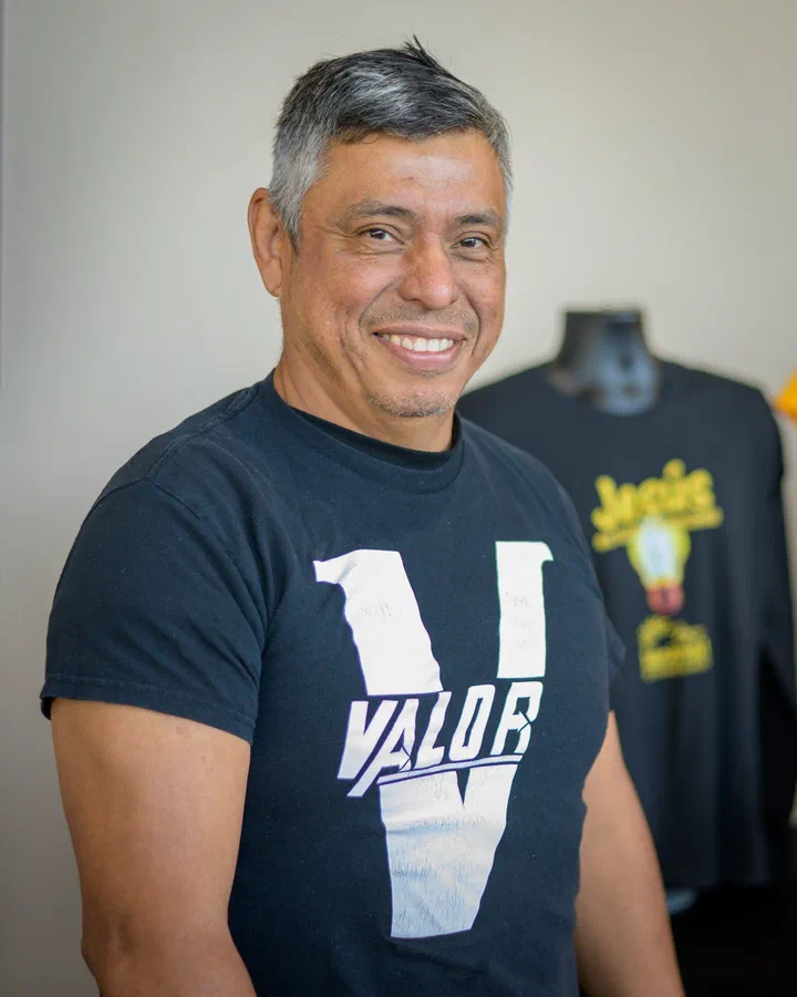 Gilberto sonriente con camisa de Valor