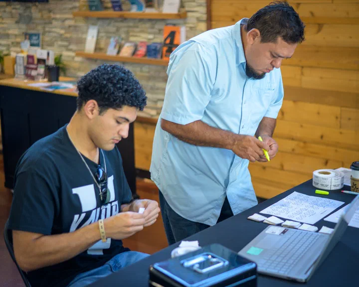 El joven y el hermano en la mesa de registro