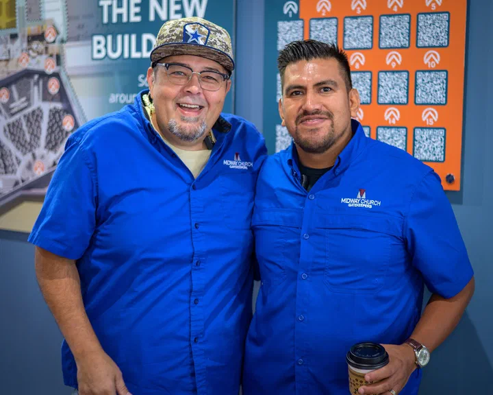 Víctor y Ever, con camisa azul de Midway Church, sonriendo