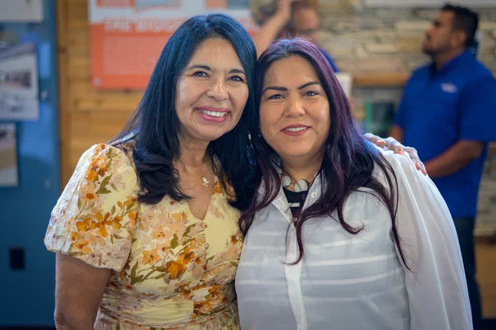 Yanina Todd y una hermana de blusa blanca, sonriendo