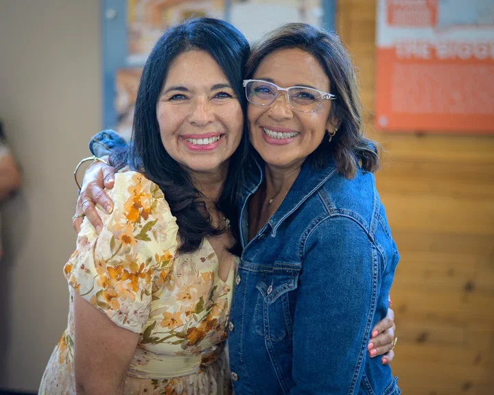 Yanina Todd y su hermana, abrazadas