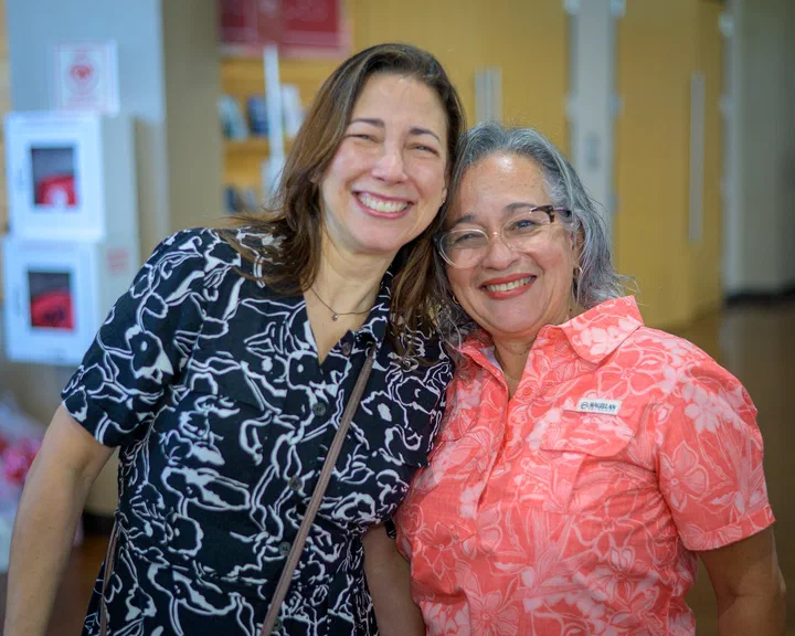 Dos hermanas sonriendo, cabeza con cabeza