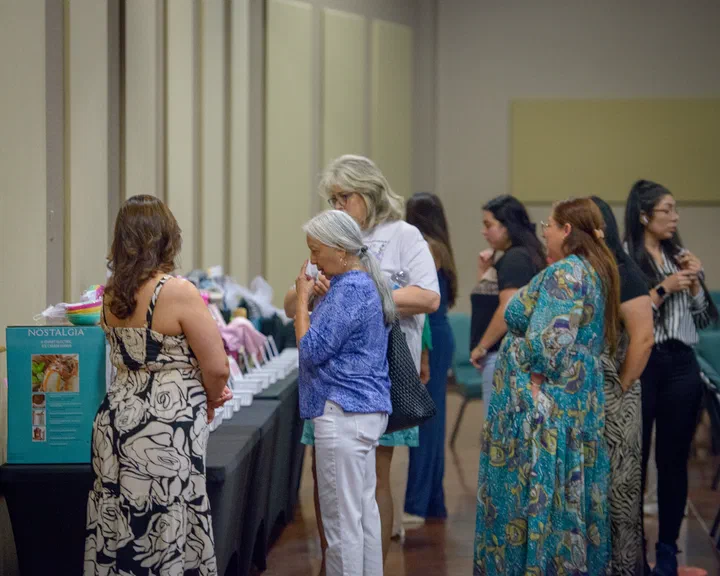 Hermanas recorriendo las mesas del salón