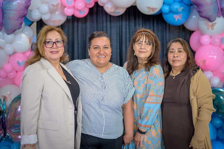 Las mismas cuatro hermanas frente al arco de globos