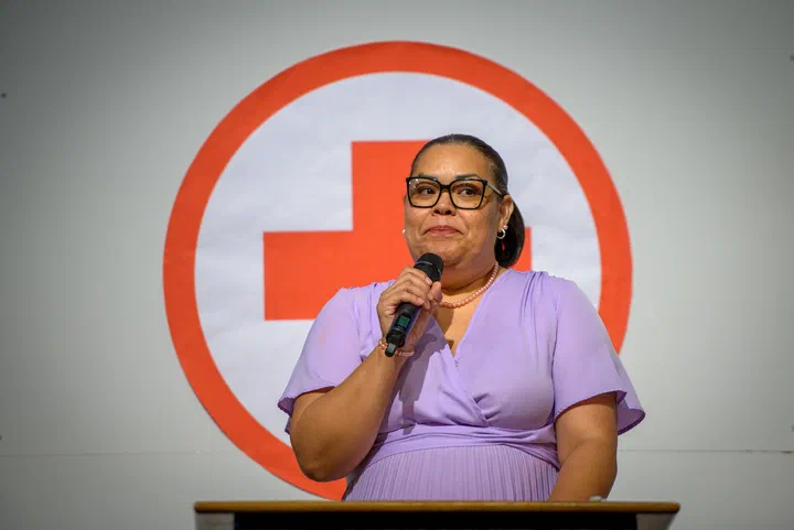 Elida hablando desde el púlpito