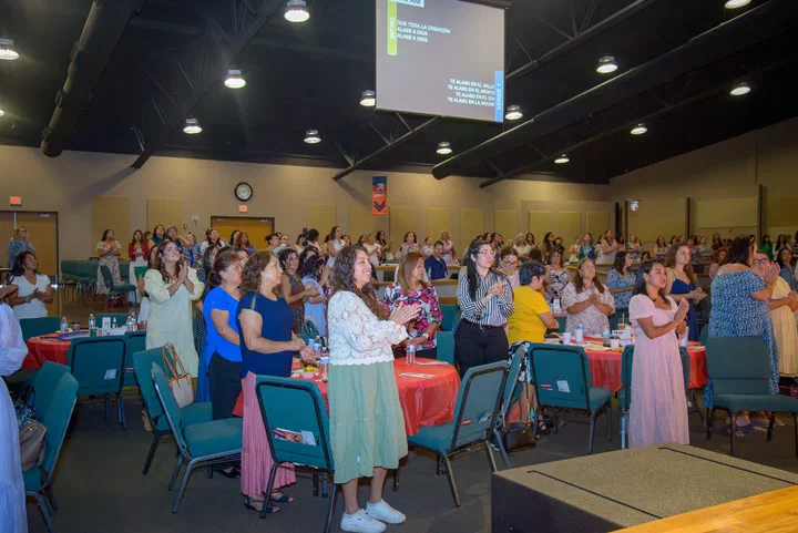 Las mujeres de pie en el salón, aplaudiendo