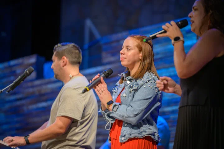 El grupo de alabanza: el tecladista y dos cantantes
