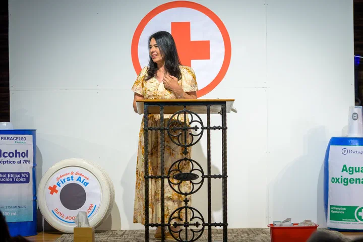 Yanina Todd en el púlpito, con la mano en el pecho