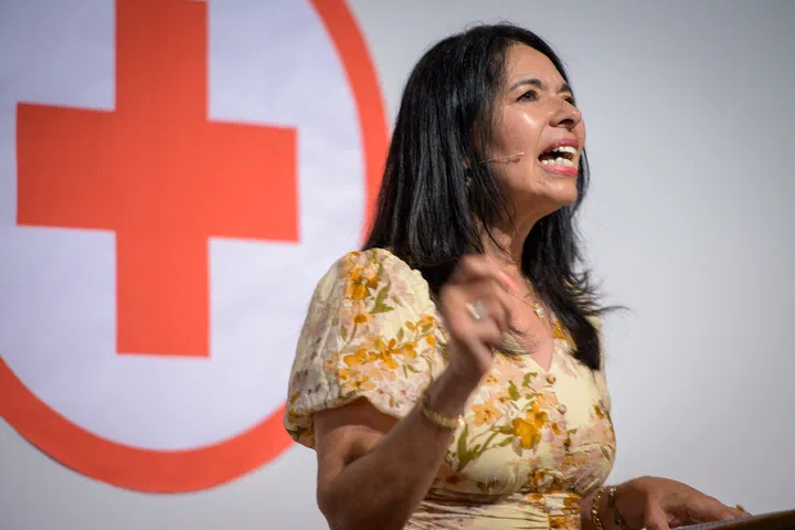 Yanina Todd hablando con fuerza frente a la cruz roja