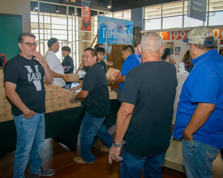 Los Hombres de Valor en el vestíbulo, junto a las cajas
