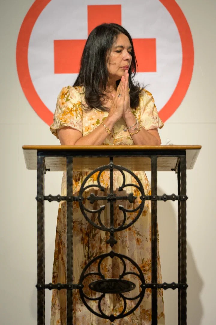 Yanina Todd con las manos juntas en el púlpito