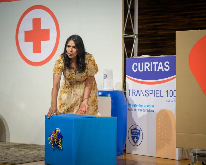 Yanina Todd inclinada sobre una caja azul