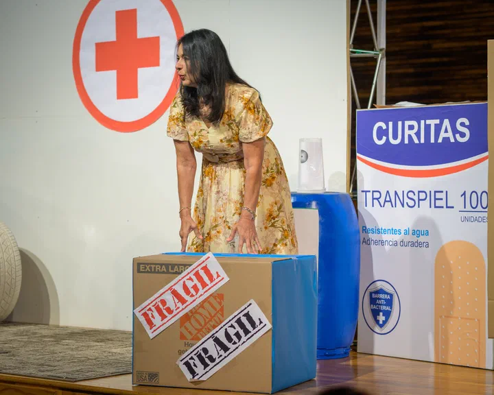 Yanina Todd abriendo la caja “Frágil”