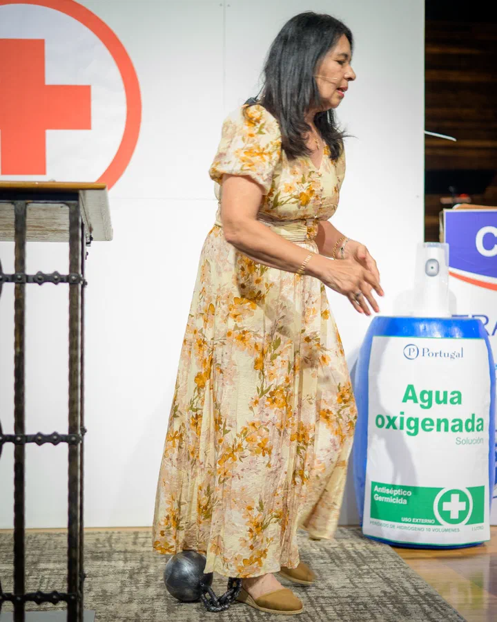 Yanina Todd con una bola y cadena en el pie