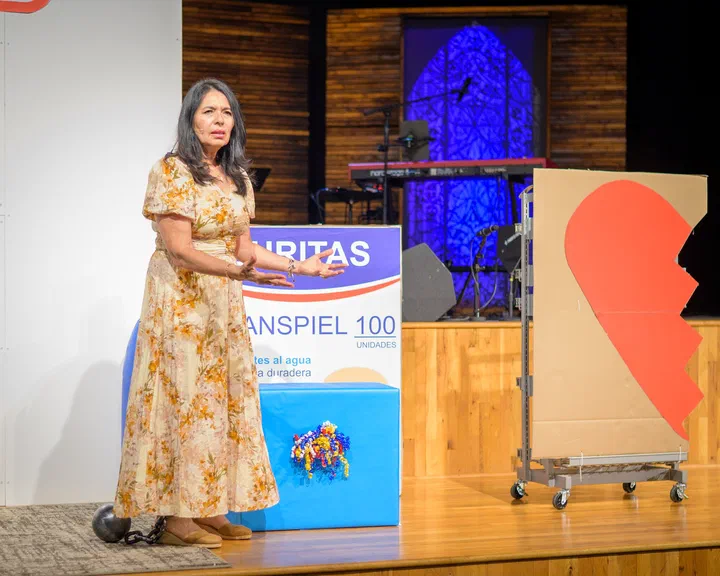 Yanina Todd, todavía con la cadena, junto al corazón roto