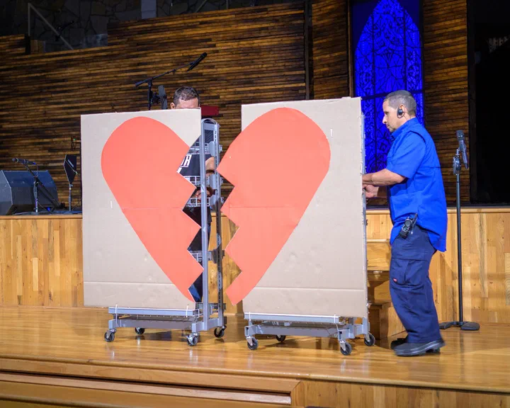 Un hermano juntando las dos mitades del corazón roto