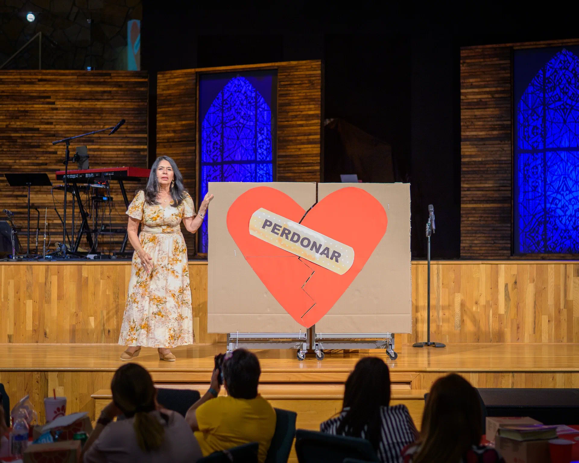El corazón con la curita “Perdonar”, frente a las hermanas