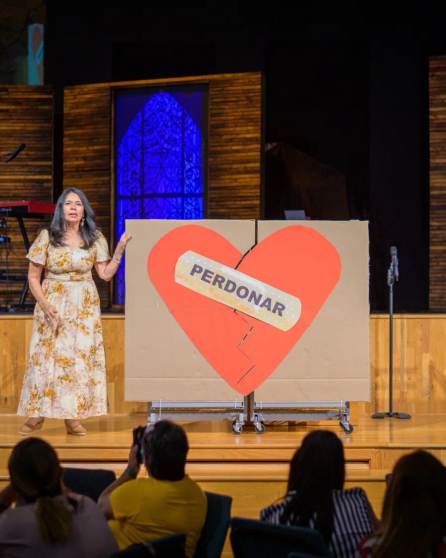 El corazón con la curita “Perdonar”, frente a las hermanas
