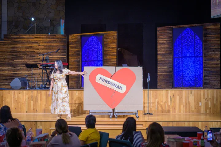 Yanina Todd junto al corazón con la curita “Perdonar”