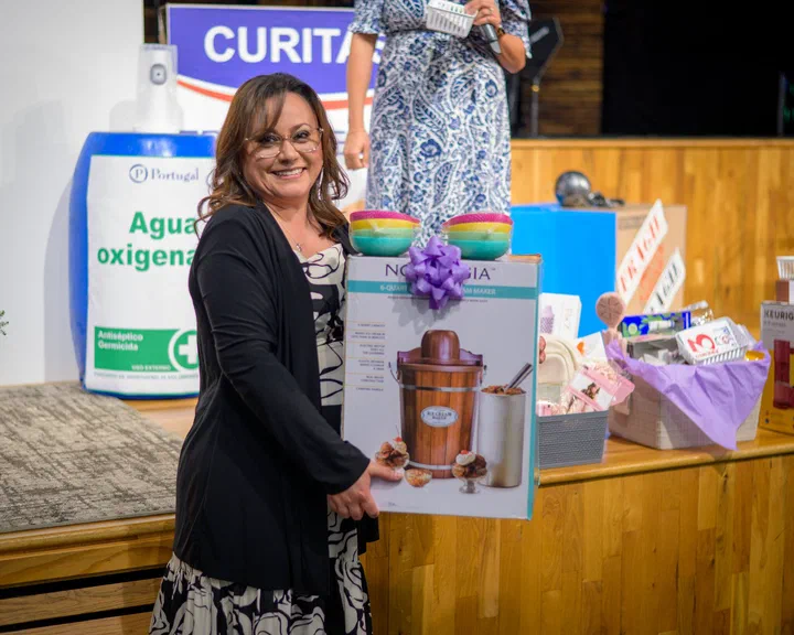 Hermana sonriendo con una máquina de hacer helado de regalo