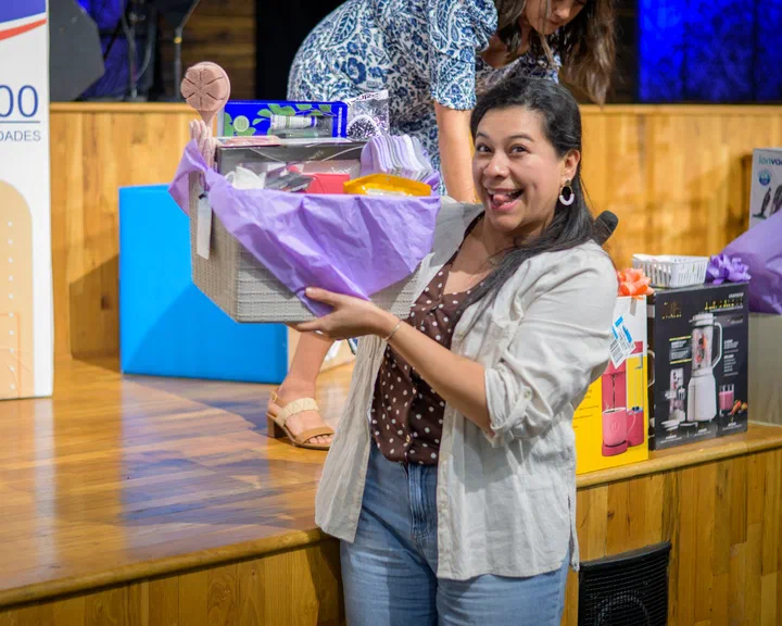 Hermana feliz con una canasta de regalo en alto