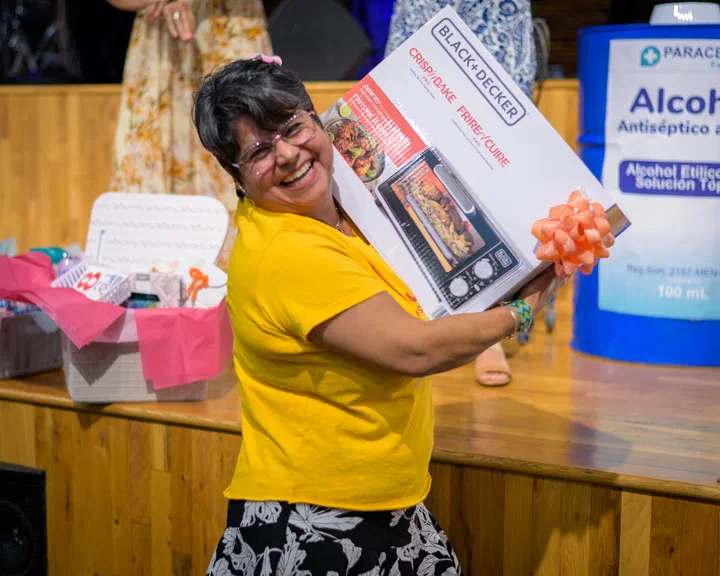 Hermana de camisa amarilla con un horno tostador de regalo