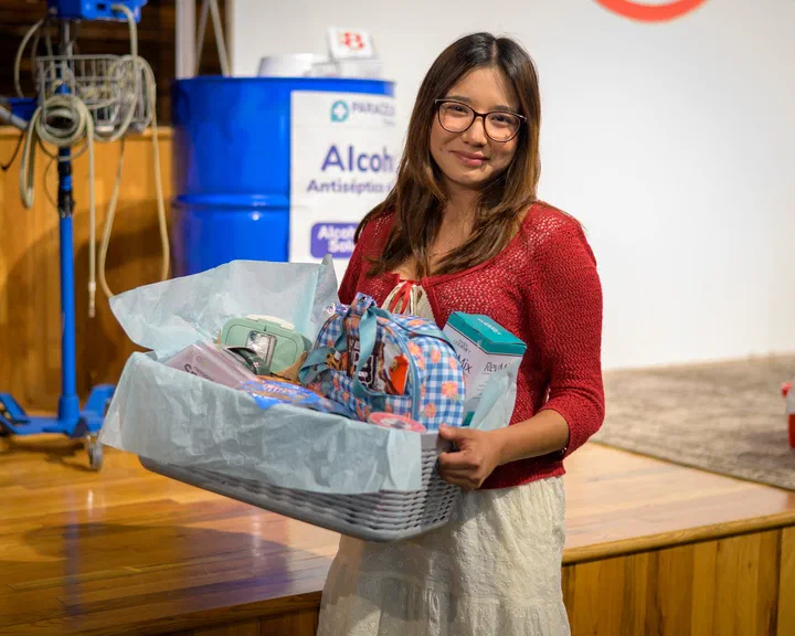 Hermana con una canasta de regalo en los brazos