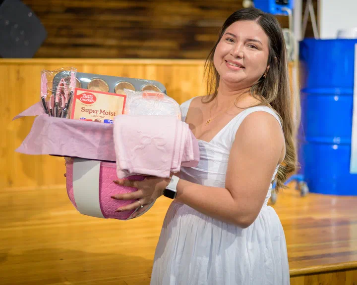 Joven sonriendo con su canasta de regalo