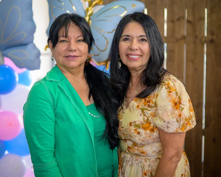 Yanina Todd y una hermana de chaqueta verde