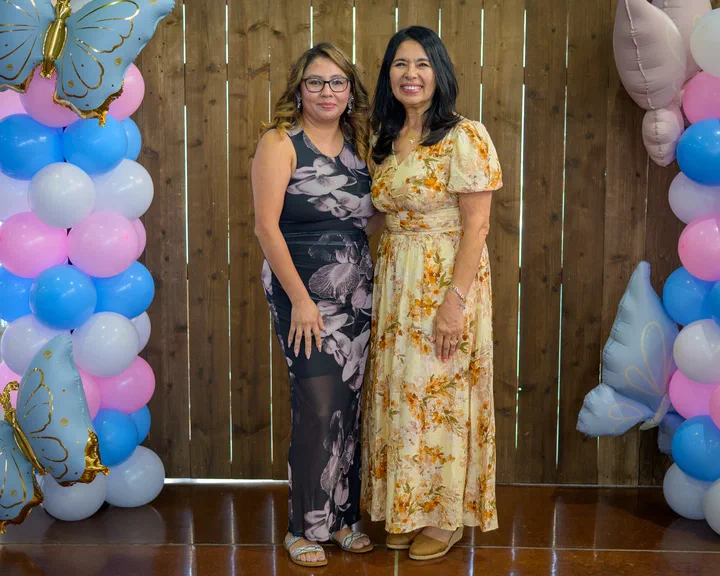Brenda y Yanina Todd frente a los globos