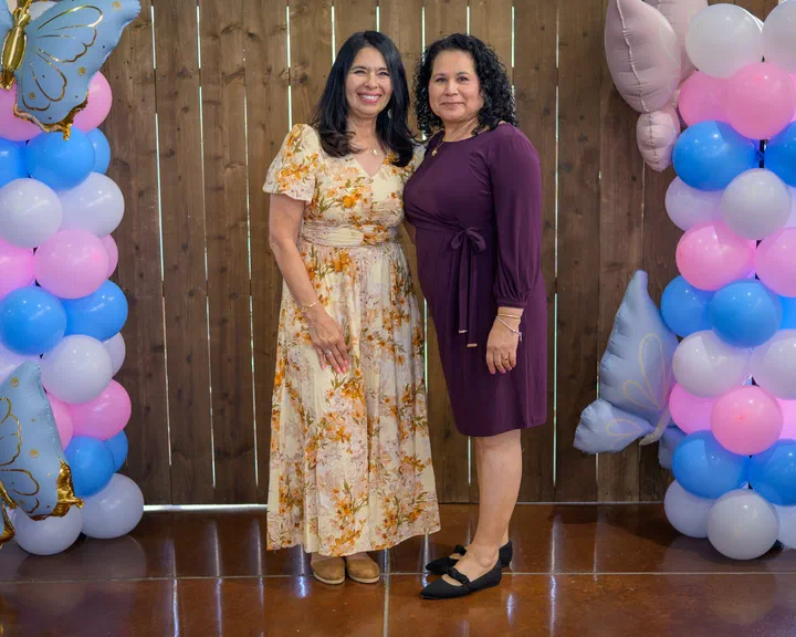 Yanina Todd y una hermana de vestido morado