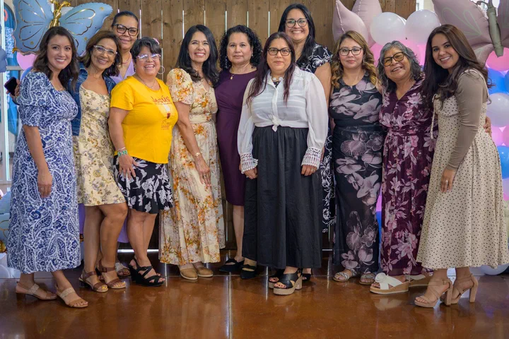 Un grupo de hermanas con Yanina Todd frente a las mariposas