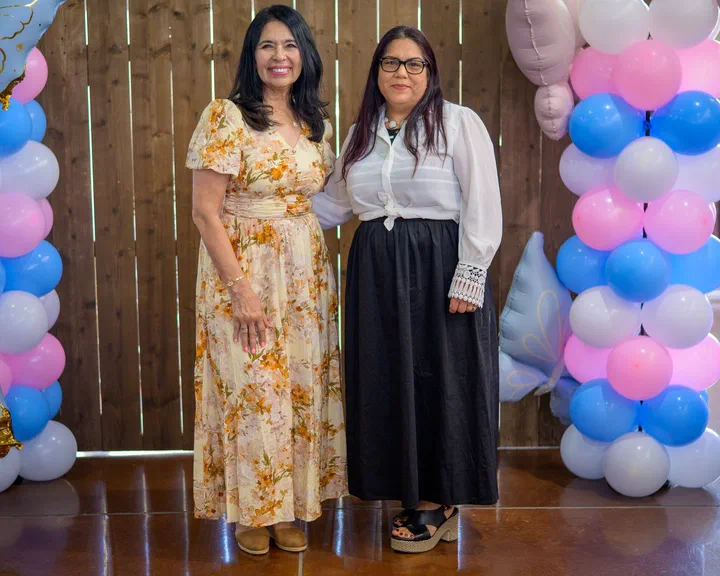 Yanina Todd y una hermana de blusa blanca