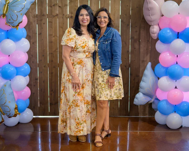 Yanina Todd y una hermana de chaqueta de mezclilla