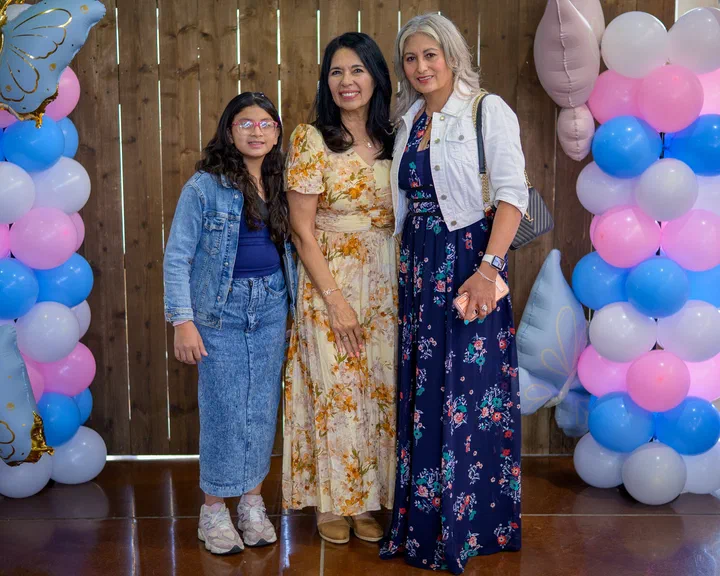 Yanina Todd con una joven y una hermana de chaqueta blanca