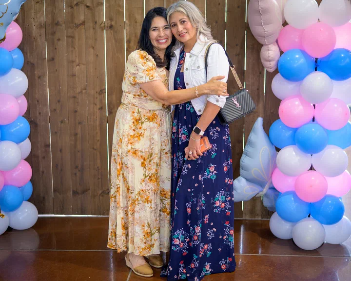 Yanina Todd abrazada con la hermana de chaqueta blanca