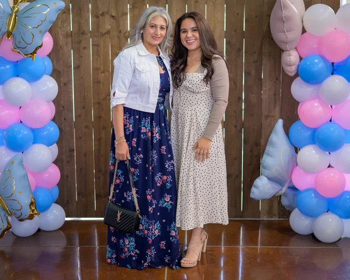 Dos hermanas frente a los globos