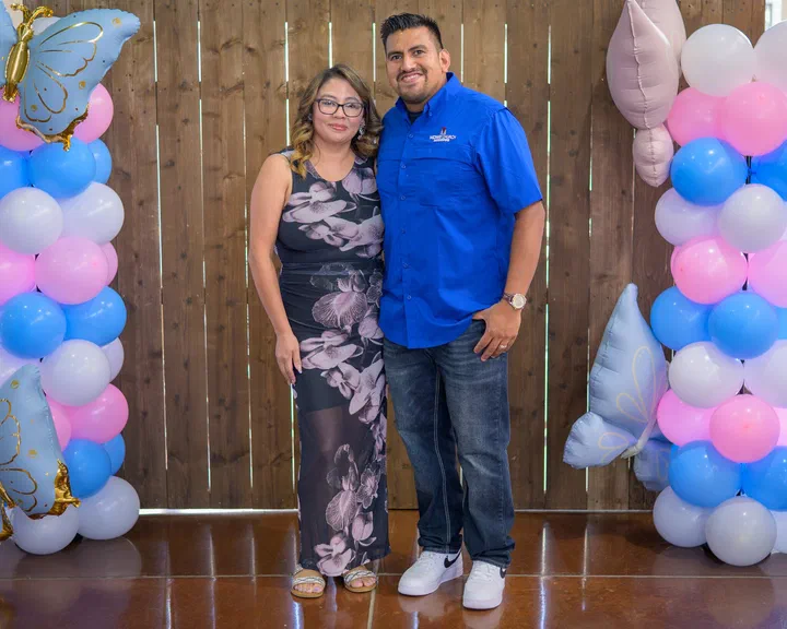 Brenda y Ever frente a los globos
