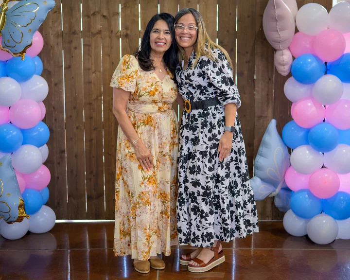 Yanina Todd y una hermana de vestido blanco y negro