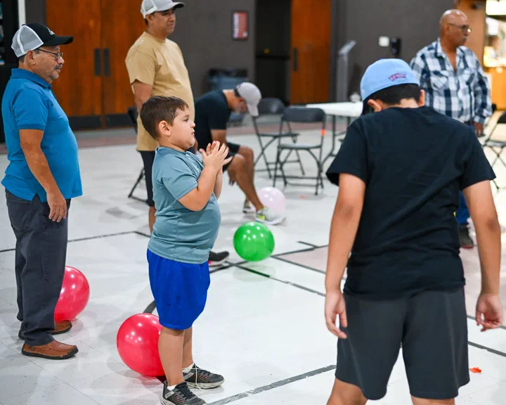 Los niños y los hermanos listos para el juego de los globos