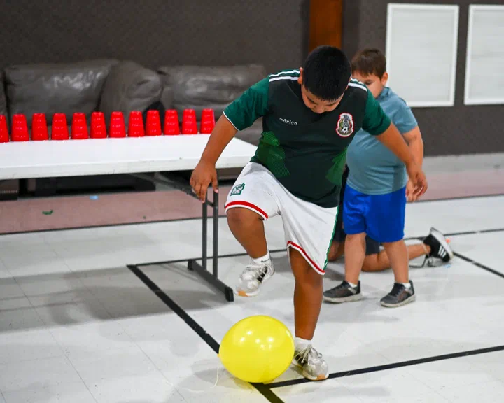 Jacob, con camiseta de México, a punto de pisar un globo amarillo