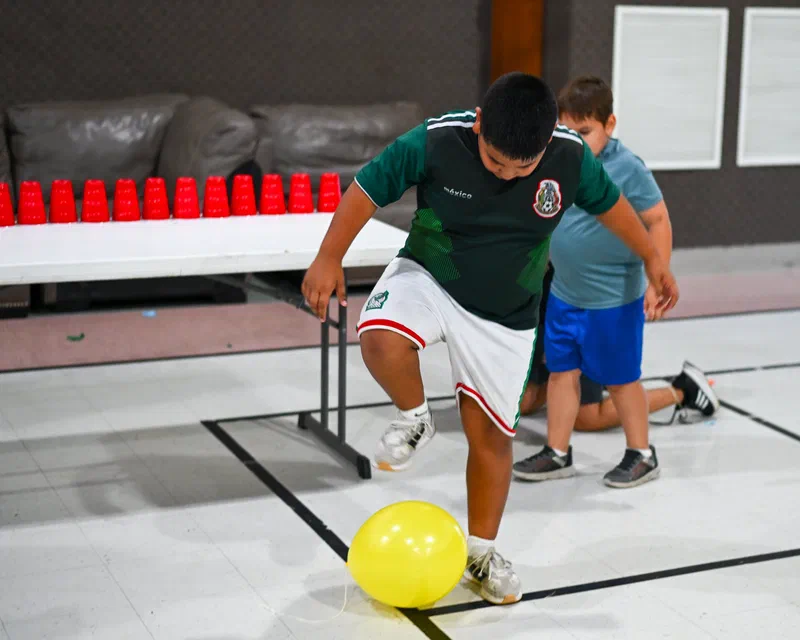 Jacob, con camiseta de México, a punto de pisar un globo amarillo