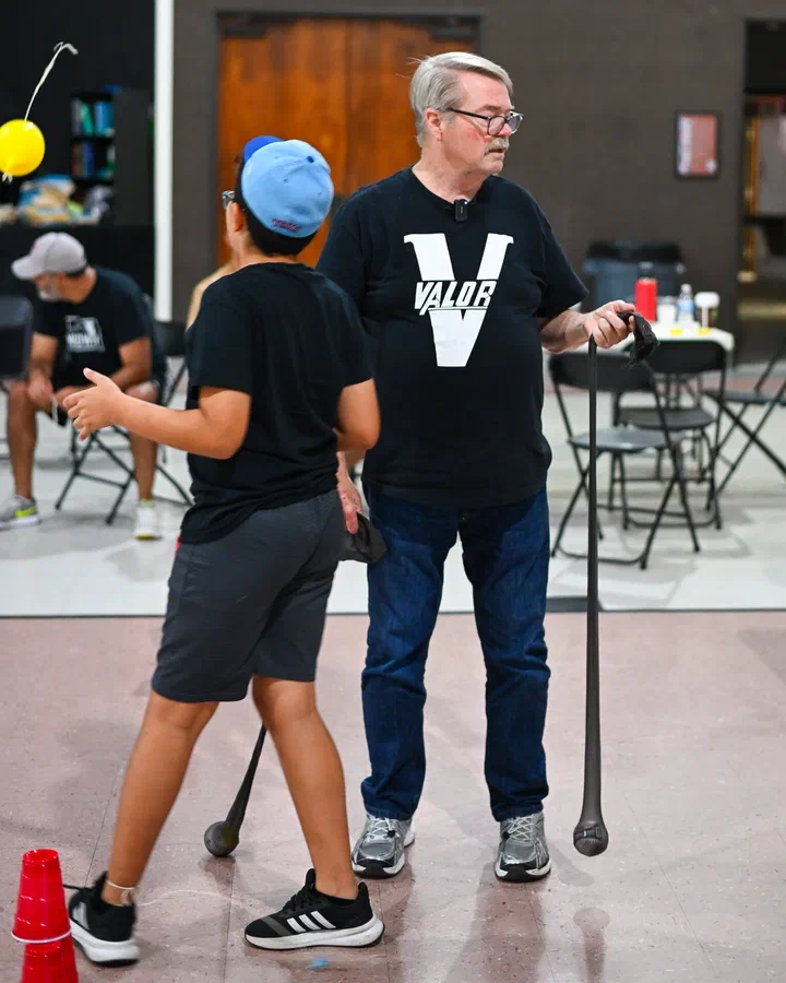 Benjamín y el pastor Rick Todd en medio del juego