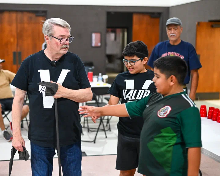 El pastor Rick Todd con los niños, en medio del juego