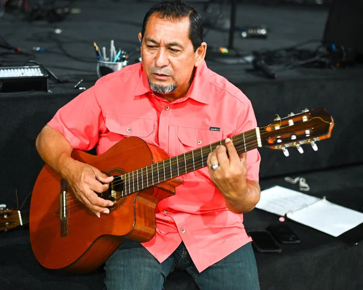 Moisés tocando su guitarra