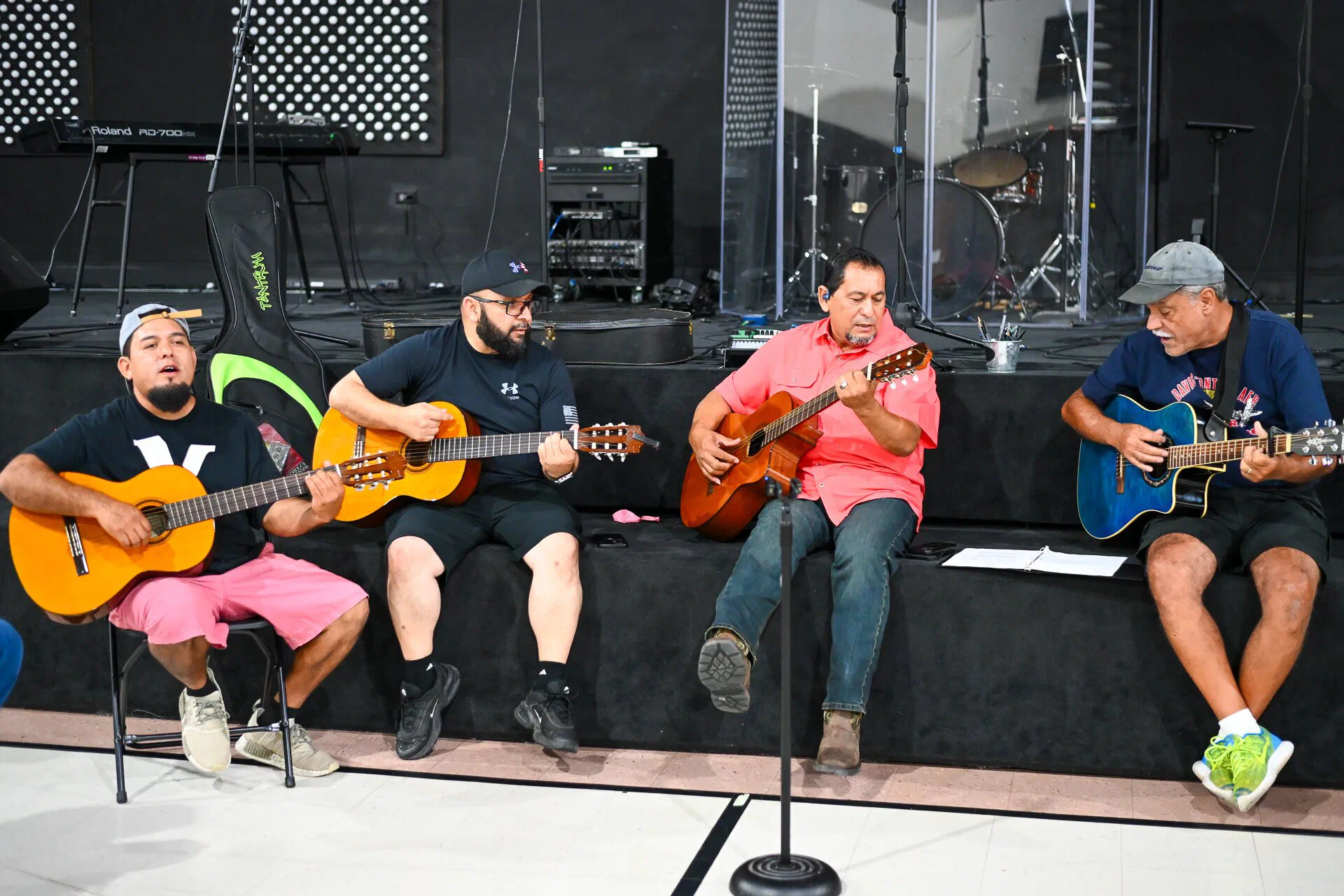 La Rondalla de Midway: Germán, Eddie, Moisés y Agustín con sus guitarras