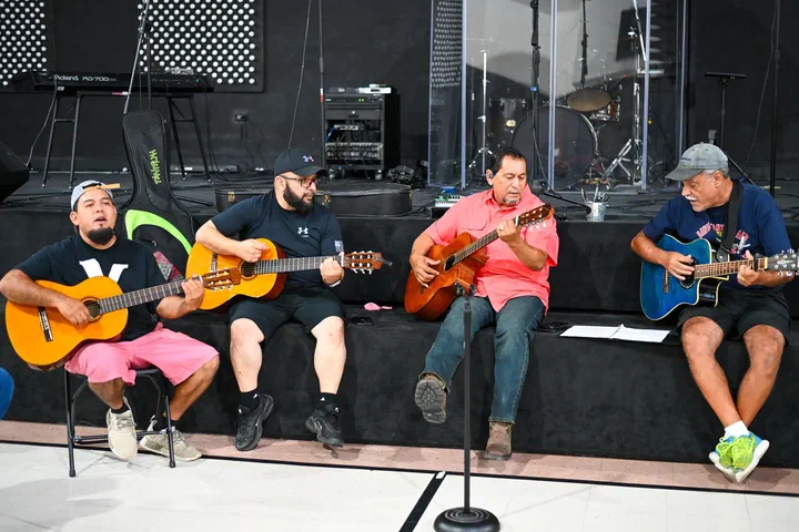 La Rondalla de Midway, de izquierda a derecha: Germán, Eddie, Moisés y Agustín