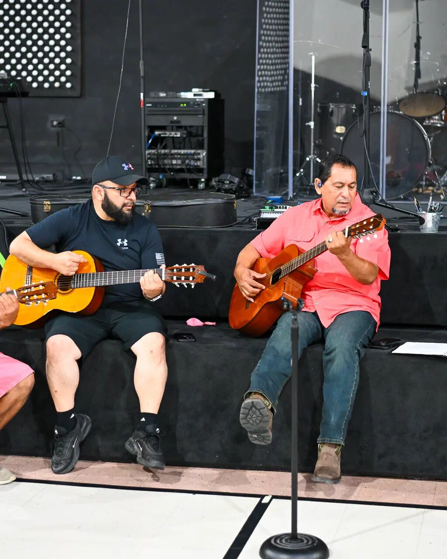 La Rondalla de Midway: Germán, Eddie, Moisés y Agustín con sus guitarras