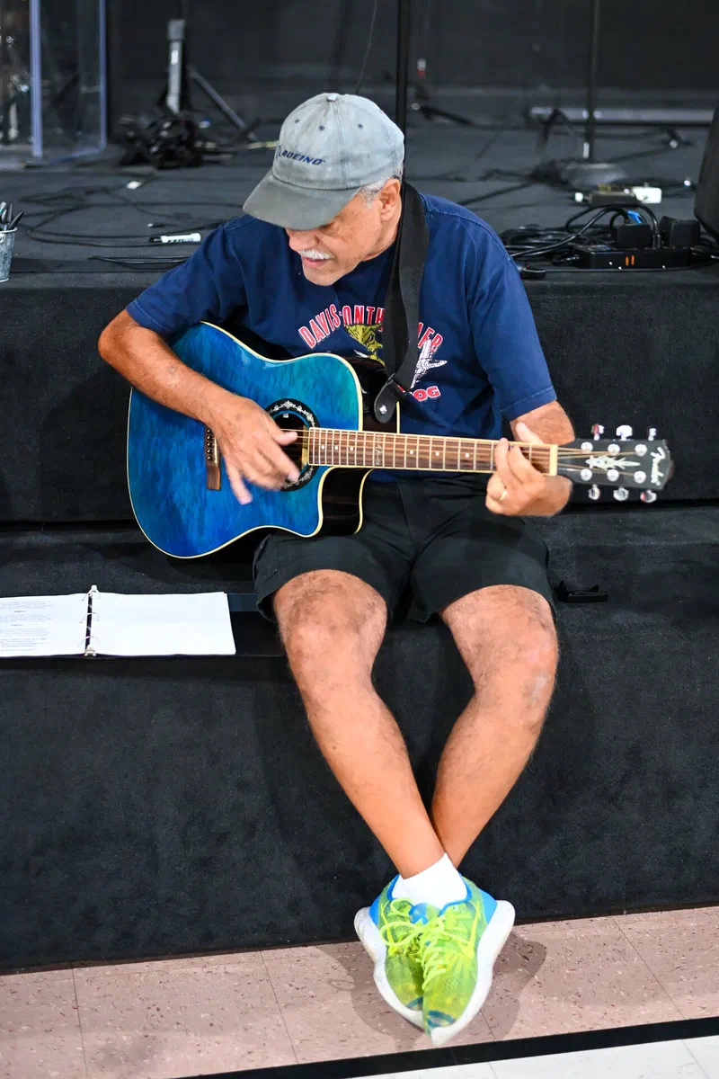 Agustín tocando su guitarra azul