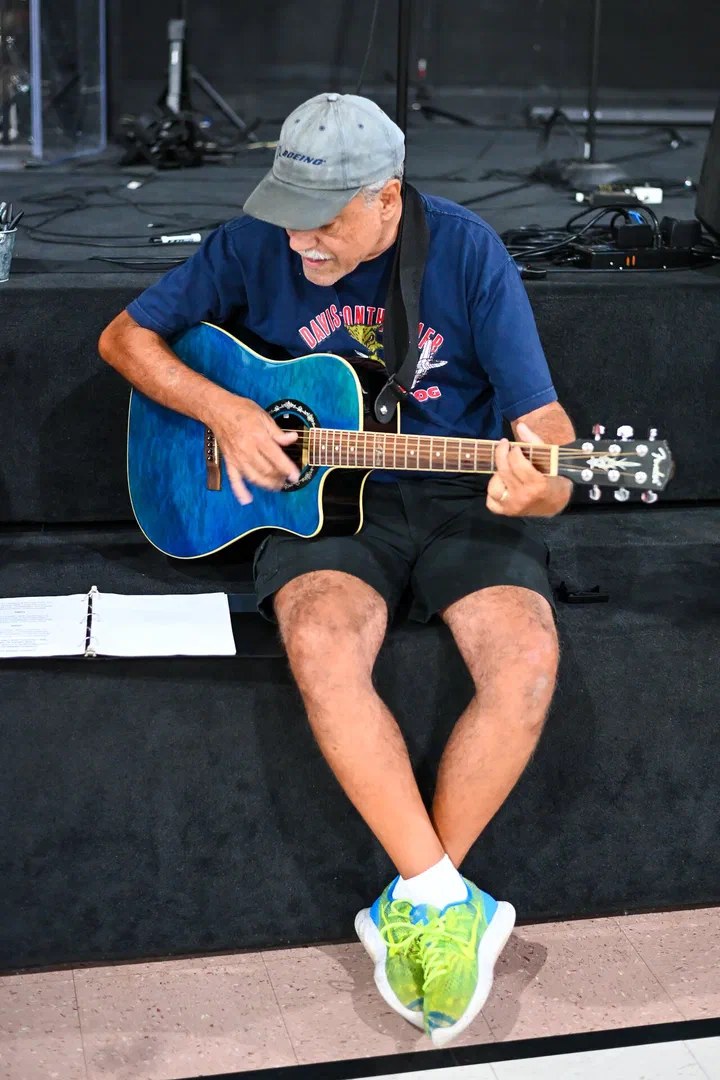 Agustín tocando su guitarra azul